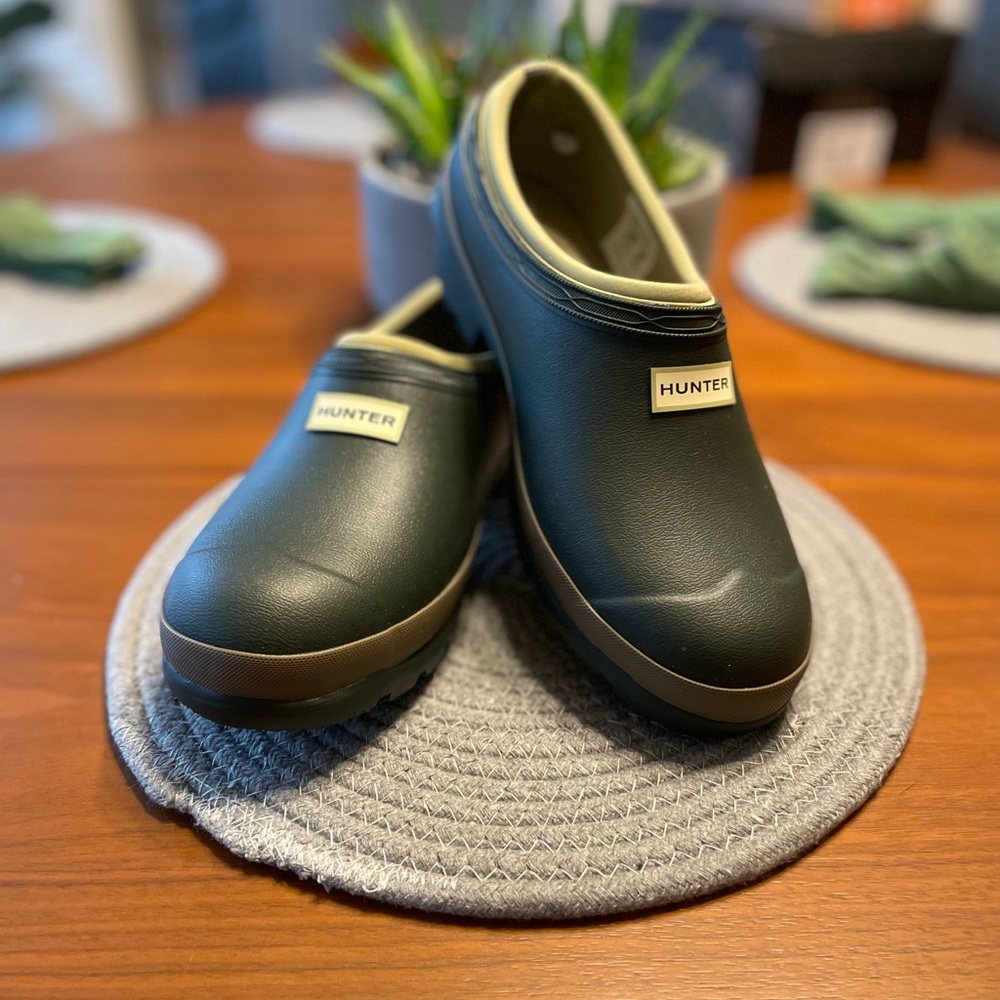 Hunter garden clogs,green,size women’s 7. Brand new,never worn. Retail for $95.